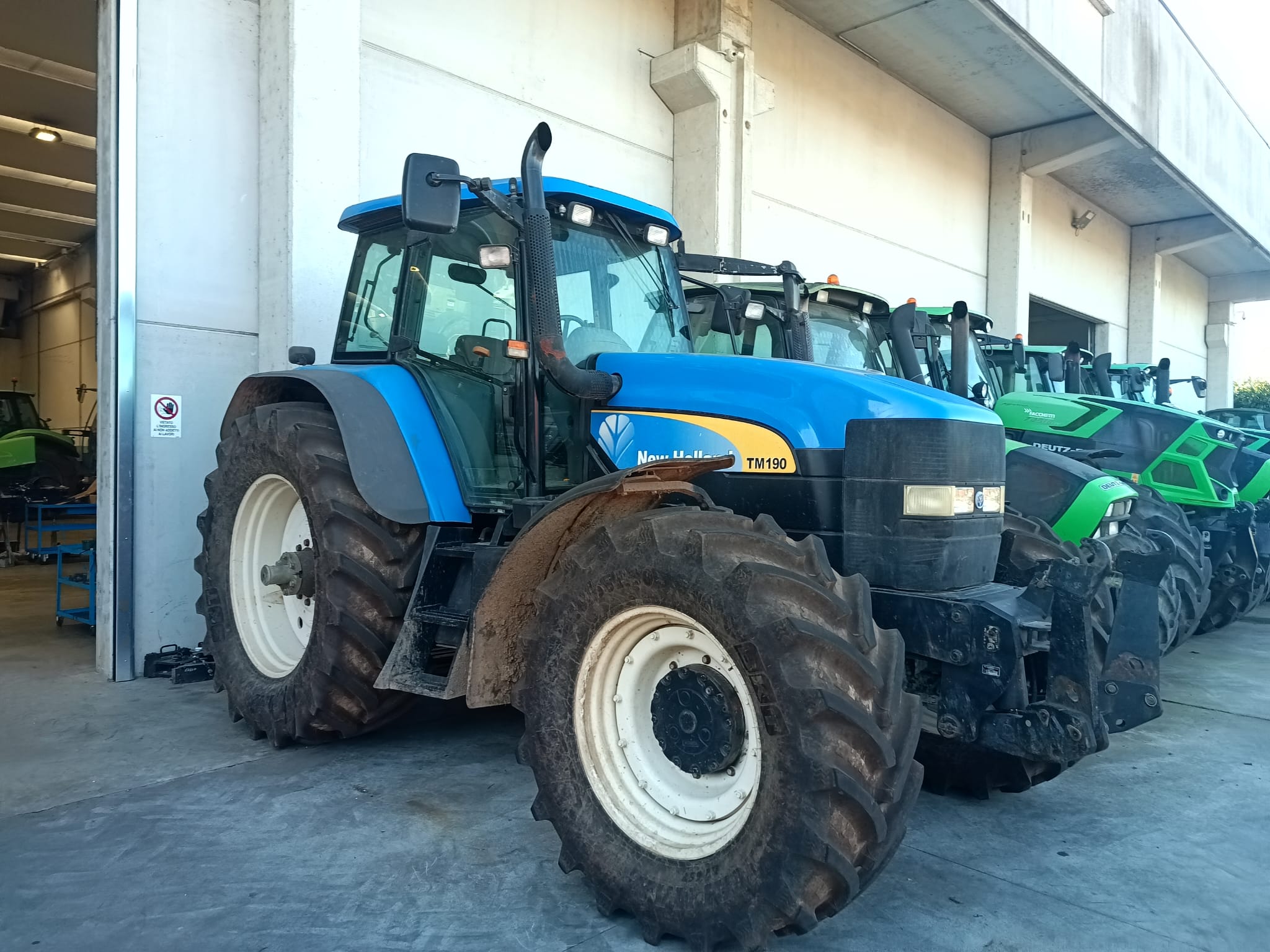 TRATTORE NEW HOLLAND TM 190